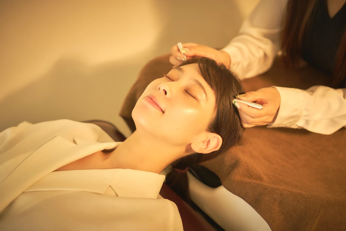 頭皮の構造を学ぶ講習の様子